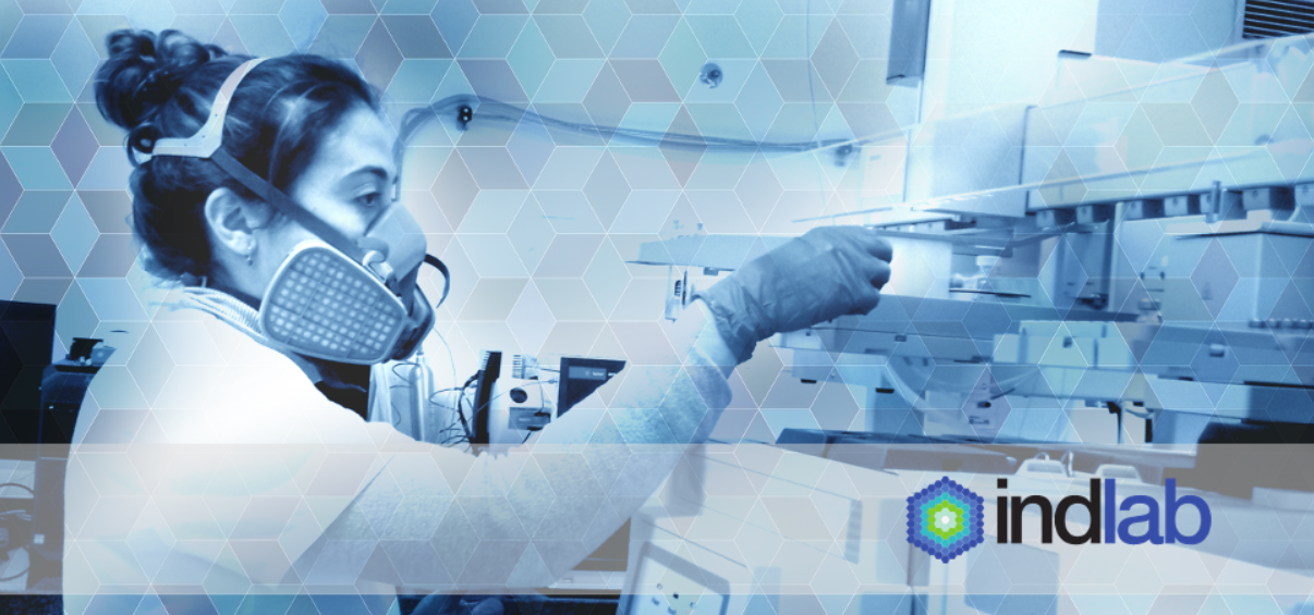 Técnico de laboratorio analizando mosh moah en aceite